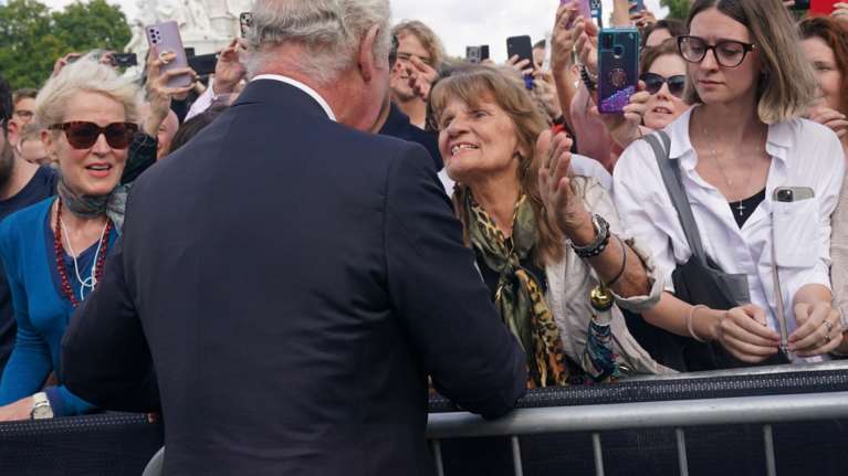 Jenny Assiminios: Η Κύπρια που φίλησε τον Κάρολο έξω απο το  Μπάκιγχαμ - "Έπρεπε να το κάνω" [Βίντεο]