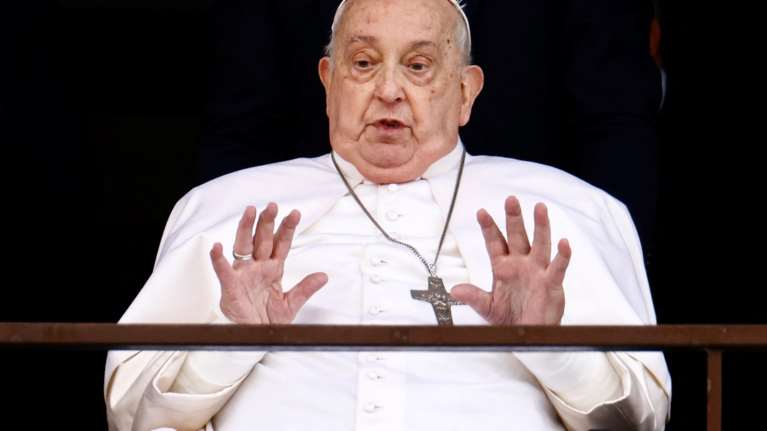 Πάπας Φραγκίσκος: Επέστρεψε στο Βατικανό - Χαιρέτισε και ευλόγησε πιστούς από το νοσοκομείο Τζεμέλι - &quot;Ευχαριστώ όλους&quot;