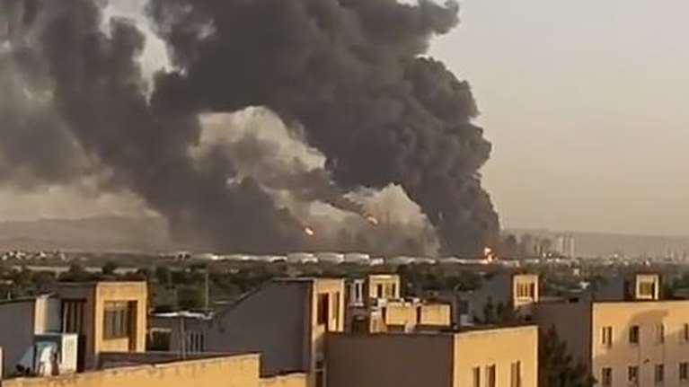 Ο καπνός σκέπασε το Ιράν: Στις φλόγες έχει τυλιχθεί διυλιστήριο στην Τεχεράνη [Βίντεο]