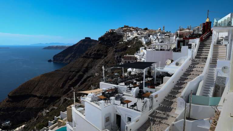 Νέες αποκαλύψεις για το θάνατο του 69χρονου ξενοδόχου στη Σαντορίνη: Τον &quot;έλουσαν&quot; με έυφλεκτο υγρό και τον έκαψαν