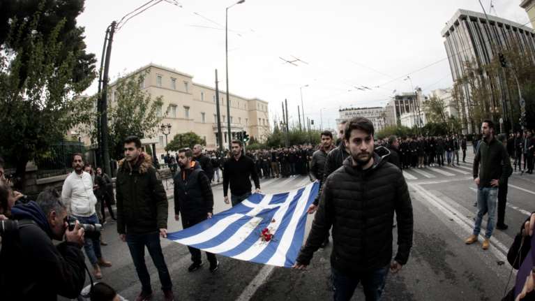 Σημαία του Πολυτεχνείου: Πώς βρέθηκε από την εφημερίδα &quot;Βραδυνή&quot; στα χέρια της ΠΑΣΠ- Η ιστορία ενός παραλογισμού