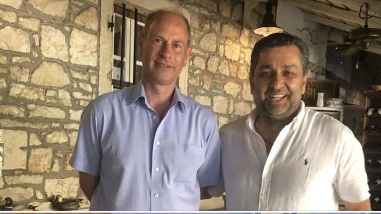 Στην Κέρκυρα για διακοπές ο πρίγκιπας Eντουαρντ, αδελφός του Κάρολου: Το αποκάλυψε ιδιοκτήτης ταβέρνας