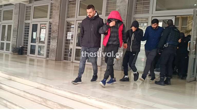 Ποινική δίωξη στους συλληφθέντες για το τρανσφοβικό πογκρόμ στη Θεσσαλονίκη - Ανήλικοι οι 12 [εικόνες - βίντεο]