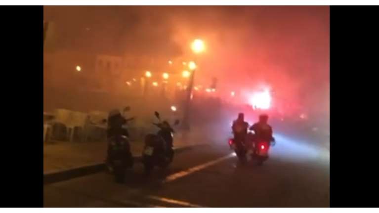 Οπαδοί του Ολυμπιακού συγκρούονται με τα μηχανάκια τους, πάνω στην "τρέλα τους" για την κατάκτηση του ευρωπαϊκού [βίντεο]