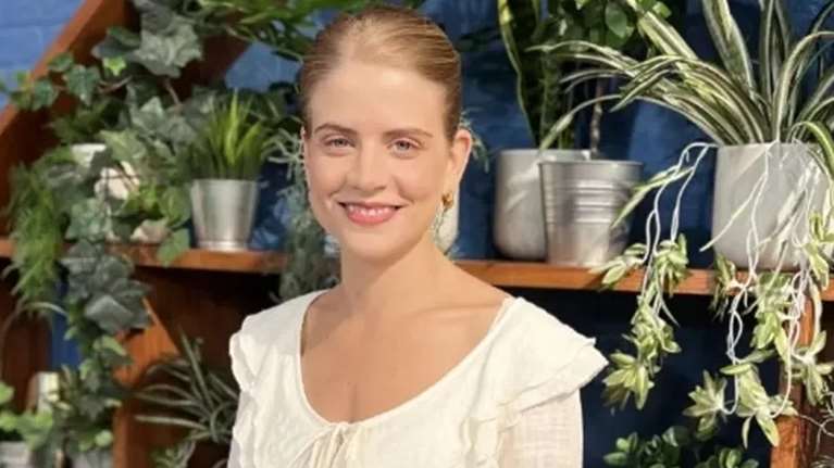 Η Δανάη Μιχαλάκη έχει το πιο ήρεμο και φωτεινό σπίτι: Οι γήινοι τόνοι των επίπλων και η αγάπη της για τα φυτά
