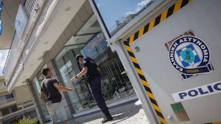 Απέδρασε κρατούμενος από το τμήμα Δάφνης με τις χειροπέδες