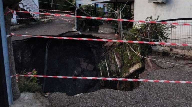 Λέκκας για κρατήρα στην Αιτωλοακαρνανία: "Μεγάλη η πιθανότητα σοβαρότερης καταστροφής" - Τι να προσέξουν οι κάτοικοι