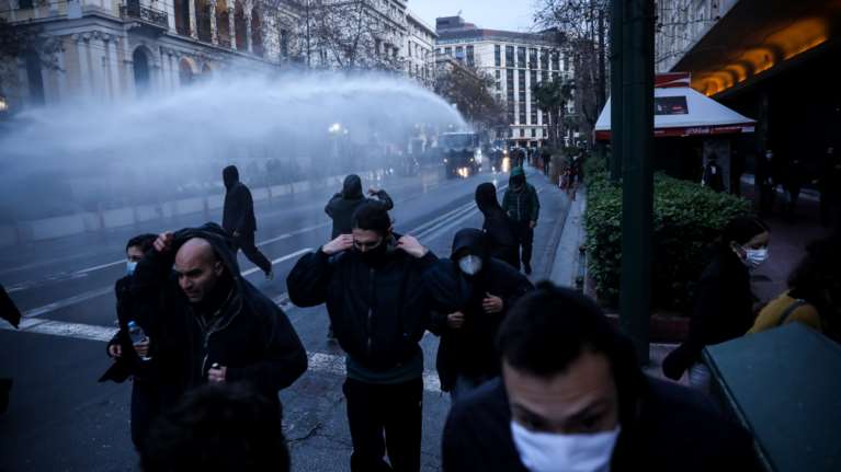 Σύνταγμα: Επεισόδια και χημικά στη συγκέντρωση για Κουφοντίνα [Εικόνες - βίντεο]