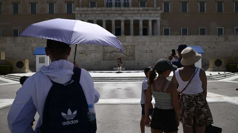 Έκτακτη τηλεδιάσκεψη στο Υπουργείο Υγείας για τον καύσωνα- Ποιες είναι οι ευάλωτες ομάδες που κινδυνεύουν