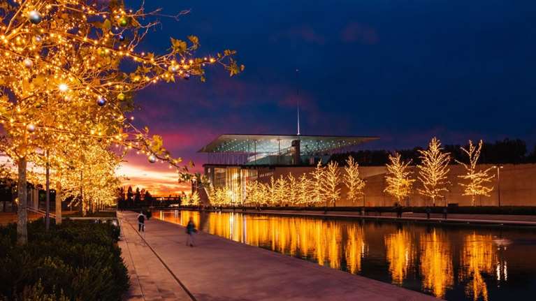 Ιδρυμα Σταύρχος Νιάρχος: Η εντυπωσιακή χριστουγεννιάτικη φωταγώγηση και οι στολισμένες όχθες του Καναλιού [Βίντεο]