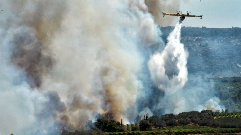 Κόρινθος: Μια σύλληψη για τη φωτιά στο Καλέντζι - Συνεχίζεται η μάχη με τις φλόγες από τα ξημερώματα [Εικόνες]