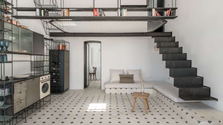 Πώς ένα παλιό καφενείο της Σερίφου μετατράπηκε σε πανέμορφη εξοχική κατοικία