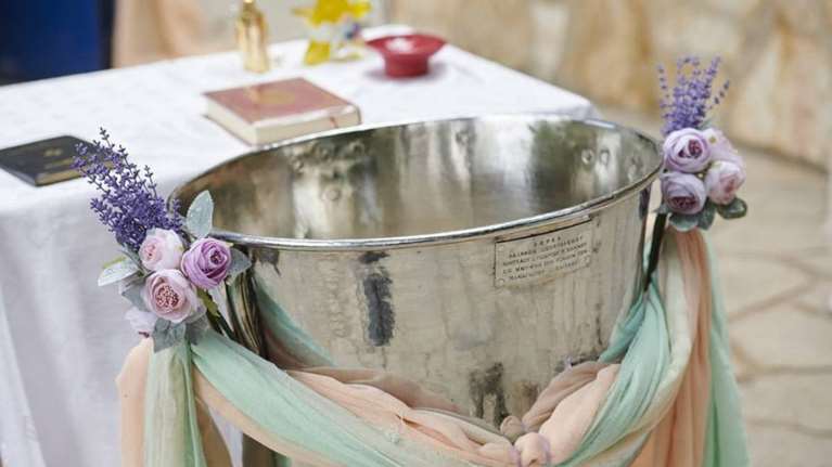 Χειροπέδες και &quot;λουκέτο&quot; για κορονο-βάφτιση σε ξενοδοχείο του Λασιθίου