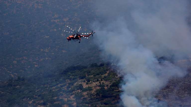 Μεγάλη φωτιά σε δύσβατη περιοχή στη Δυτική Μάνη