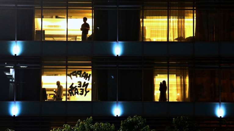 Ο πλανήτης ετοιμάζεται να υποδεχτεί το 2021 με δισεκατομμύρια ανθρώπους στα σπίτια λόγω κορονοϊού