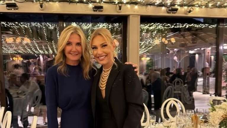 Μαρέβα Μητσοτάκη: Με μπλε δημιουργία και chic πέδιλα στον γάμο της κόρης του Γεράσιμου Γιακουμάτου