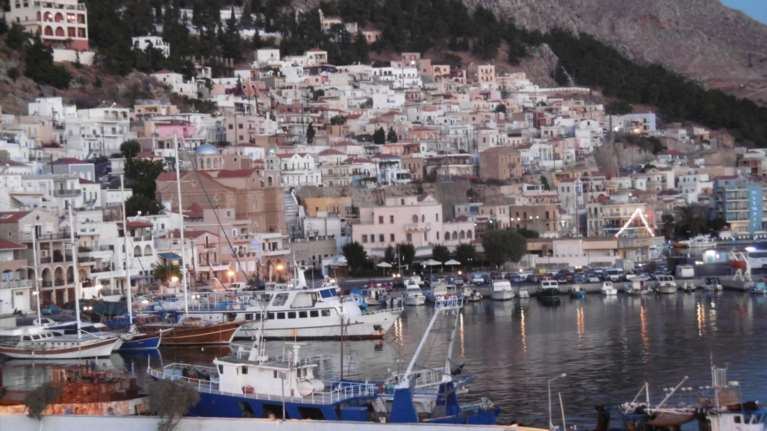 Έτσι γέμισε η Κάλυμνος κορονοϊό: Κορονο-πάρτι αρραβώνων με τέσσερις οικογένειες