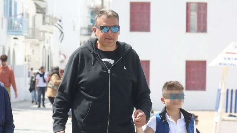 Στο σπίτι του στην Τήνο ο Γιώργος Λιάγκας για το Σαββατοκύριακο