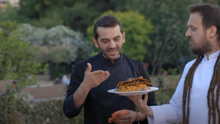 Για ποιον ετοίμασε ο &quot;θείος&quot; Λεωνίδας Κουτσόπουλος ζελέ από ...κοκκαλάκια νυχτερίδας; [εικόνες και video]