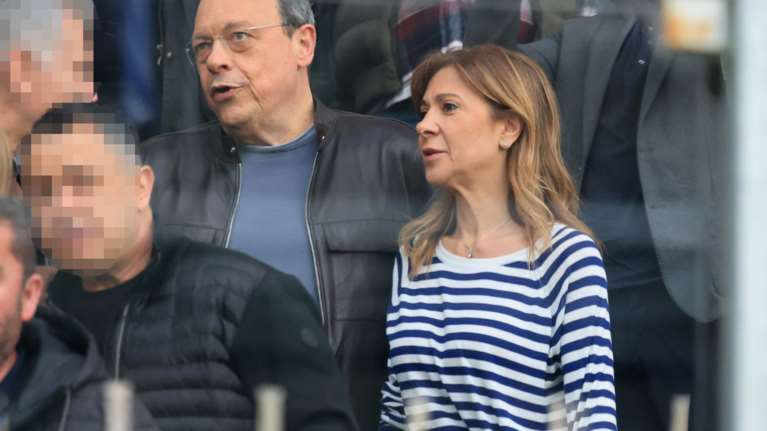 Σωκράτης Φάμελλος: Στο γήπεδο στον αγώνα ΑΕΚ - ΠΑΟΚ με τη χορογράφο σύζυγό του