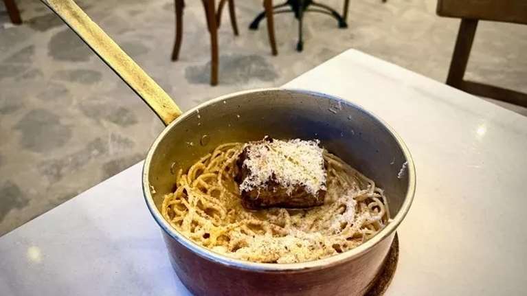 Ρέμα Φλόγα: Το νέο κυκλαδίτικο μπιστρό της Παροικιάς που ψήνει μεράκι στα ξύλα και σερβίρει μνήμη και νοστιμιά