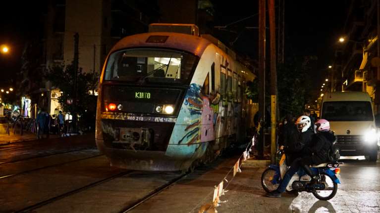 Προαστιακός: Άντρας εγκλωβίστηκε σε συρμό στον σταθμό της Κάντζας