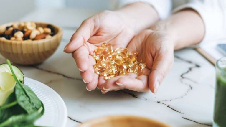 Συμπτώματα εμμηνόπαυσης: Μπορούν να βοηθήσουν οι βιταμίνες;