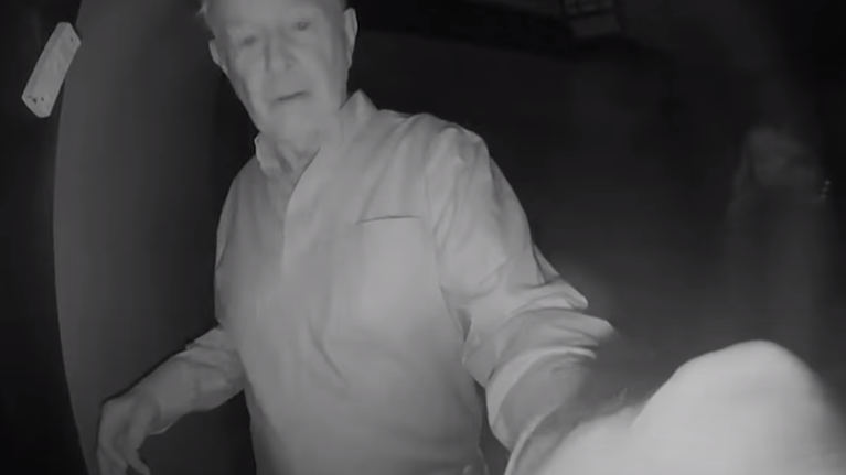 Νόμπελ Οικονομίας 2020: Δεν έβρισκαν τους νικητές γιατί κοιμόντουσαν με κλειστά κινητά- Τους βρήκαν με τις πυτζάμες [Βίντεο]