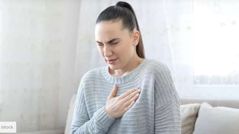 Πνίγεται κάποιος; Μάθε βήμα βήμα τη λαβή Heimlich για να μπορείς να βοηθήσεις