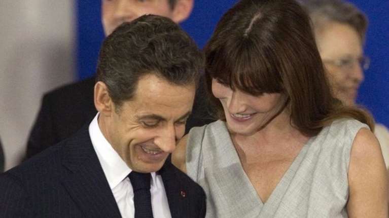 Παγκόσμια κατακραυγή για τον προκλητικό βήχα της Μπρούνι που κοροϊδεύει τον κορονοϊό