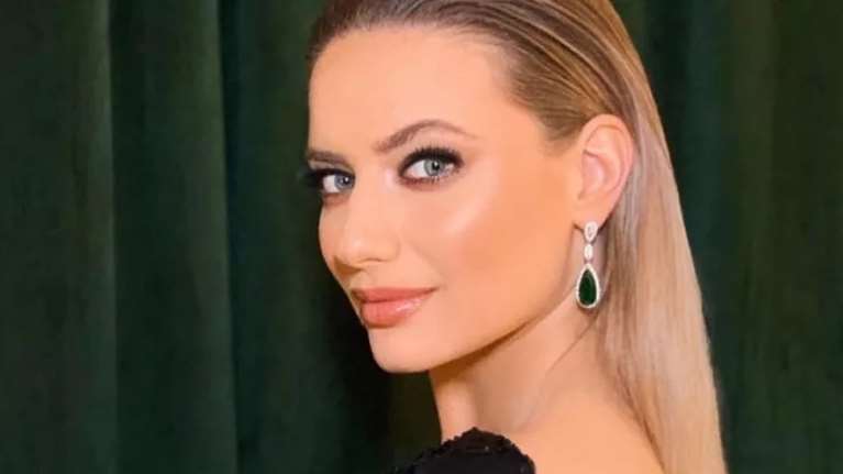 Μπορεί η Ντόρα Μακρυγιάννη να λατρεύει τους υδατάνθρακες, αλλά το σώμα της με μαγιό δείχνει εξαιρετικό