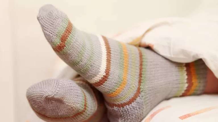 Ειδικοί αποκαλύπτουν: Οι κίνδυνοι που κρύβουν οι κάλτσες για τα πόδια σου