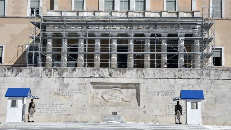 &quot;Λίφτινγκ&quot; στη Βουλή για τα 200 χρόνια από την Ελληνική Επανάσταση [Εικόνες]
