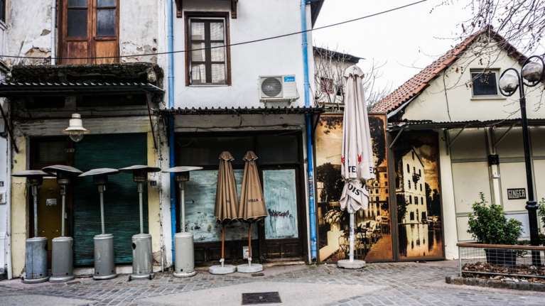 Lockdown: Ποιες περιοχές μπαίνουν στο &quot;βαθύ κόκκινο&quot; από σήμερα - Πού παρατείνονται τα μέτρα