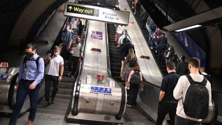 Μετρό Λονδίνου: Δραματική αύξηση νεκρών και τραυματιών από πτώσεις - Δεν κρατούν την κουπαστή για να μην κολλήσουν κορονοϊό!