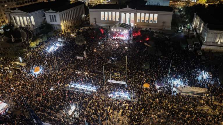 Μικρή η συμμετοχή στη αντιπολεμική συναυλία στα Προπύλαια- Πώς χάθηκαν οι σημαίες της Ουκρανίας