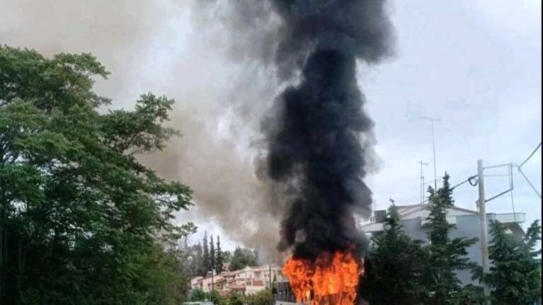 Θεσσαλονίκη: Λεωφορείο πήρε φωτιά εν κινήσει  - Πρόλαβαν και βγήκαν οι επιβάτες