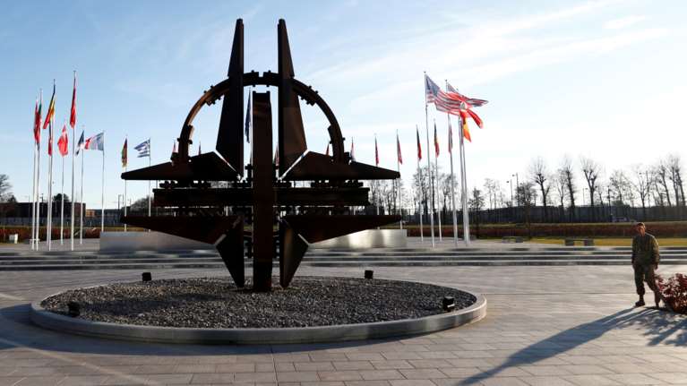 ΝΑΤΟ: Απέλασε 8 &quot;αδήλωτους αξιωματικούς της ρωσικής υπηρεσίας πληροφοριών&quot; - Αντίποινα προαναγγέλλει η Μόσχα