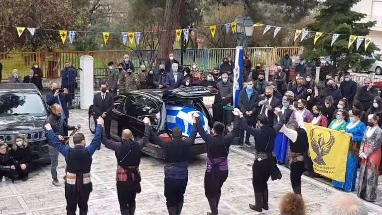 Θρήνος στη Θεσσαλονίκη: Χορεύοντας πυρρίχιο είπαν το τελευταίο αντίο στον 23χρονο φαντάρο που ξεψύχησε στη Λήμνο [Βίντεο]