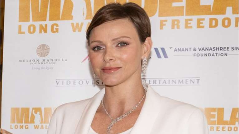 Αλάνθαστη η μελαχρινή Σαρλίν: Η πριγκίπισσα φόρεσε λευκό σμόκιν, διαμάντια και άνετα πέδιλα