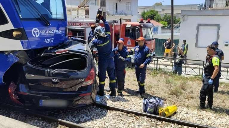Πάτρα: &quot;Θα ανάψω κανένα κεράκι που γλίτωσα&quot; - Τι λέει ο οδηγός που βγήκε σώος από τη σύγκρουση με συρμό προαστιακού