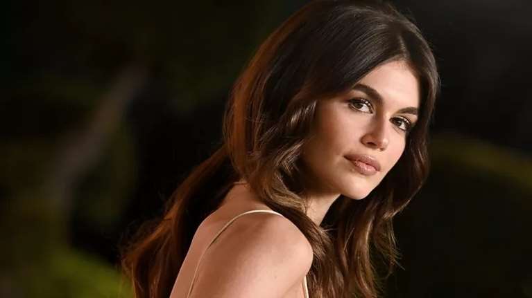 Αυτή η καφέ mascara κοστίζει 6,95 € και θα σου χαρίσει τη φυσικότητα που αναζητάς