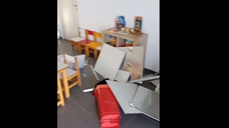 Γραμματικό: Έπεσε ταβάνι σε αίθουσα νηπιαγωγείου που στεγάζεται κάτω από... εξέδρες γηπέδου