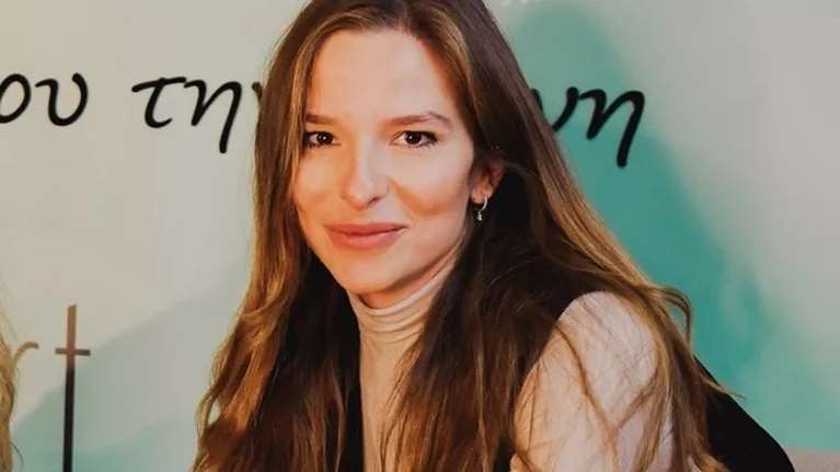 Η Εριέττα Κούρκουλου Λάτση με μαύρο ολόσωμο μαγιό: Οι οικογενειακές στιγμές στη θάλασσα