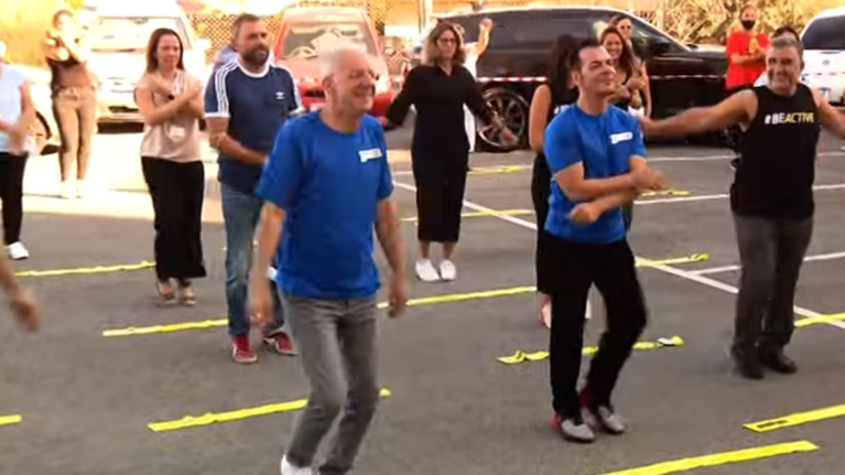 &quot;Άσκηση στον Εργασιακό Χώρο&quot;: Ο υπουργός Παιδείας της Κύπρου κάνει γυμναστική στο προαύλιο του Υπουργείου [Βίντεο]