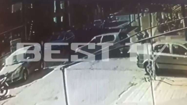 Σοκαριστικό τροχαίο:  Επίδοξος κλέφτης σκορπά τον πανικό, τραυματίζει οδηγό μηχανής, ανοίγει την πόρτα και φεύγει τρέχοντας