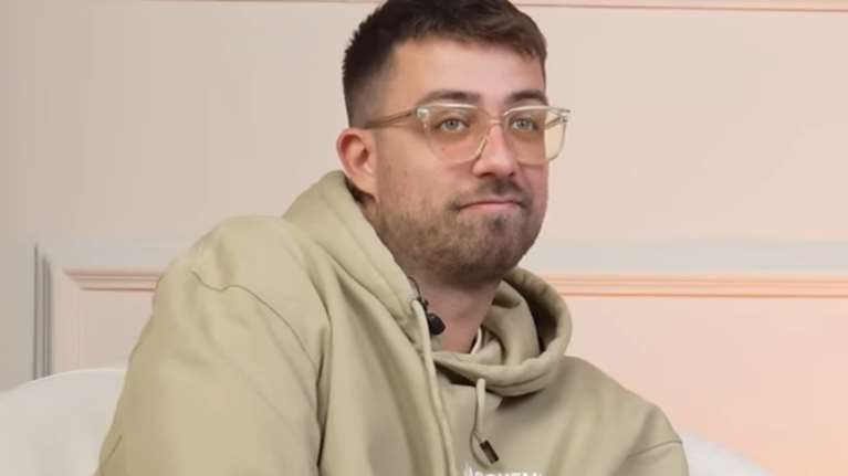 Σνομπάρισμα &amp; ειρωνείες από τον Fipster μπροστά στις κάμερες που τον... κυνηγούσαν για μια δήλωση