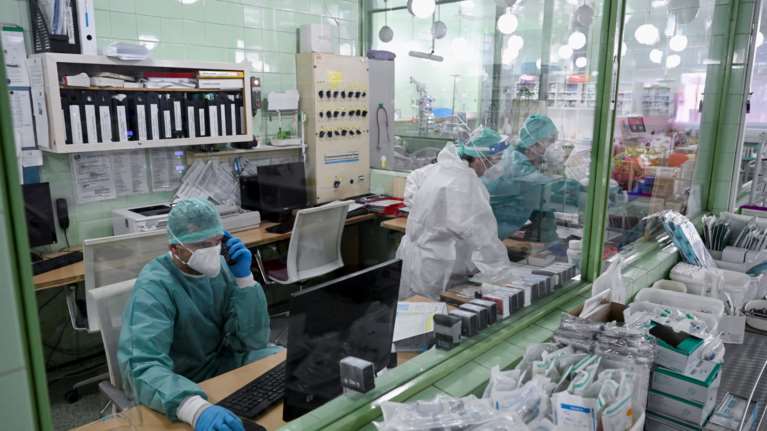 &quot;Καμπανάκι&quot; Ζαφειρόπουλου: Η μετάλλαξη της Μποτσουάνα μπορεί να αχρηστεύσει εμβόλια και μονοκλωνικά