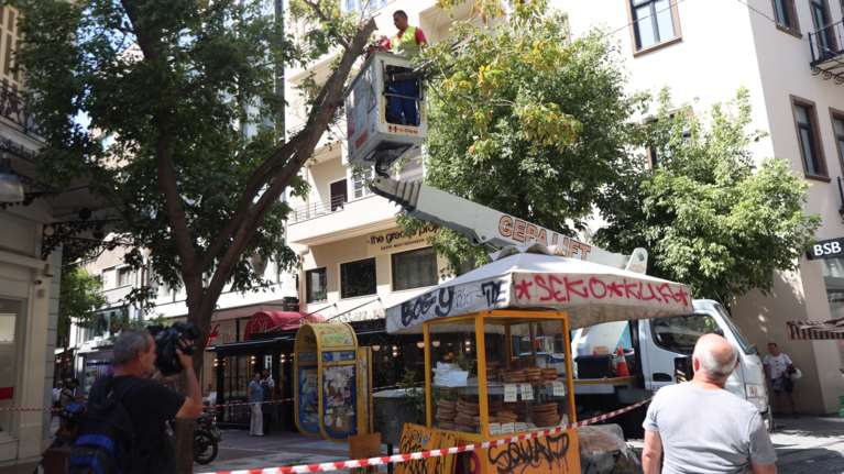 Eπεσε δέντρο στην Ερμού από τους ισχυρούς ανέμους - Δίπλα σε πλανόδιο πωλητή