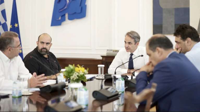 Συνάντηση Μητσοτάκη με τον δήμαρχο Κυθήρων: Μοντέλο βόρειας Εύβοιας για τη στήριξη του νησιού μετά τις πυρκαγιές